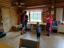 Nuorin osallistuja Roni-Markus Jylhä palkintopytyn kanssa